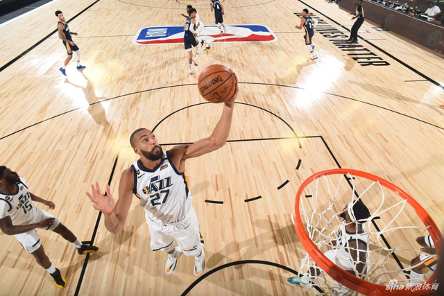 他被安排坐 他被安排坐